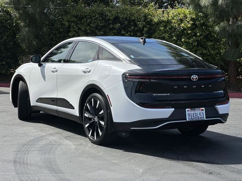 Used 2026 Toyota Crown Platinum image 4