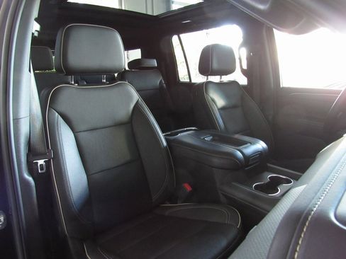 Used 2024 GMC Yukon XL SLT w/ SLT Luxury Package image 19