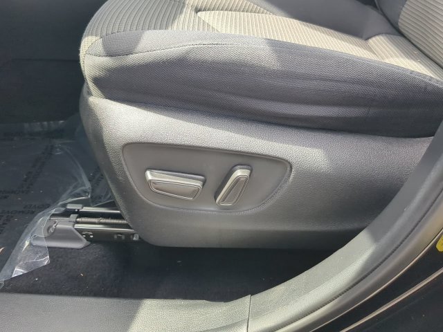 Used 2021 Toyota Highlander LE FWD image 19