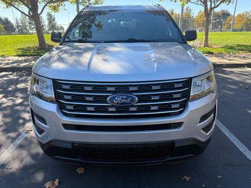 Used 2017 Ford Explorer FWD image 2