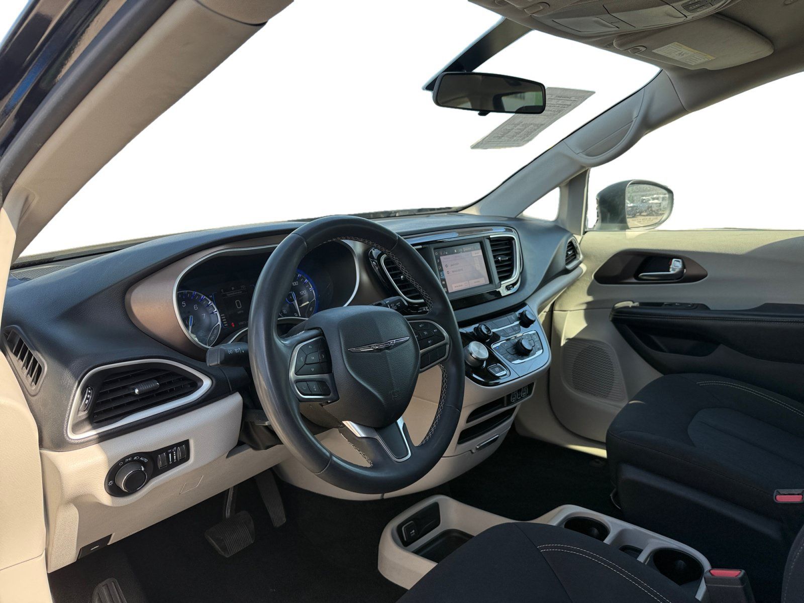 Used 2022 Chrysler Voyager LX FWD image 10