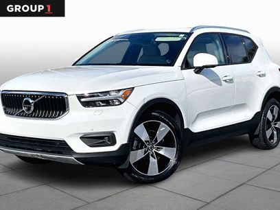 Used 2022 Volvo XC40 T4 Momentum w/ Premium Package