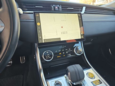Used 2022 Jaguar XF SE RWD image 20