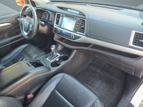 Used 2016 Toyota Highlander XLE image 19