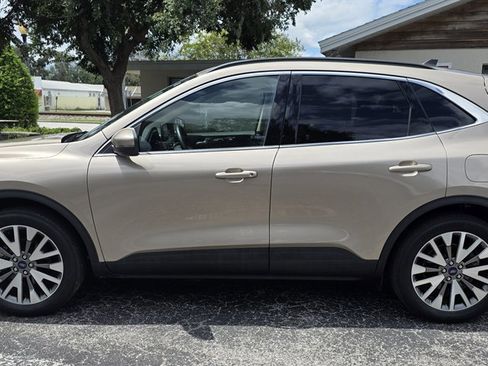 Used 2020 Ford Escape Titanium image 2