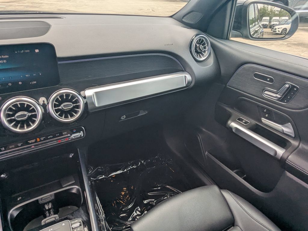 Used 2022 Mercedes-Benz GLB 250 4MATIC w/ Premium Package Lite image 4