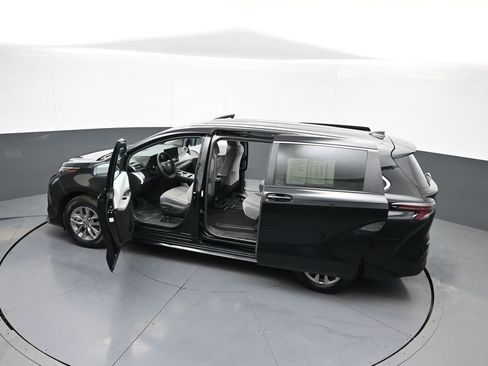 Certified 2025 Toyota Sienna LE image 44
