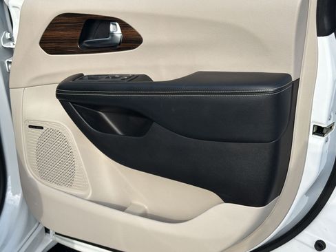 Used 2022 Chrysler Pacifica Limited FWD image 32