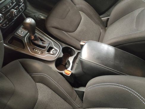 Used 2020 Jeep Cherokee Latitude FWD image 26