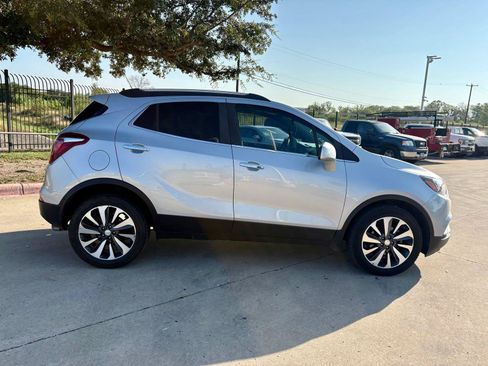 Used 2021 Buick Encore Preferred FWD image 2