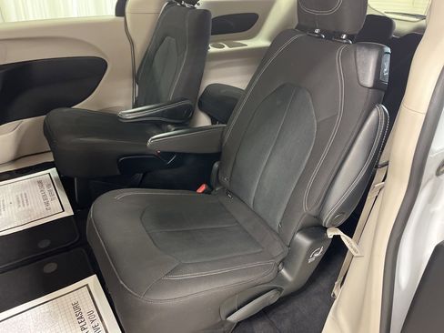 Used 2022 Chrysler Voyager LX image 14