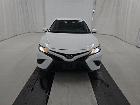 Used 2020 Toyota Camry SE FWD image 2