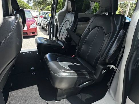 Used 2019 Chrysler Pacifica Touring-L FWD image 30