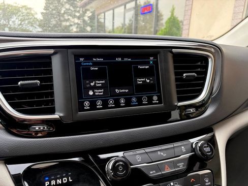 Used 2020 Chrysler Pacifica Touring-L w/ Tire & Wheel Group image 27