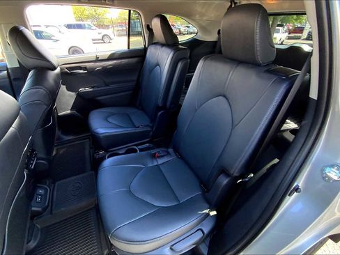 Used 2025 Toyota Highlander Platinum image 17