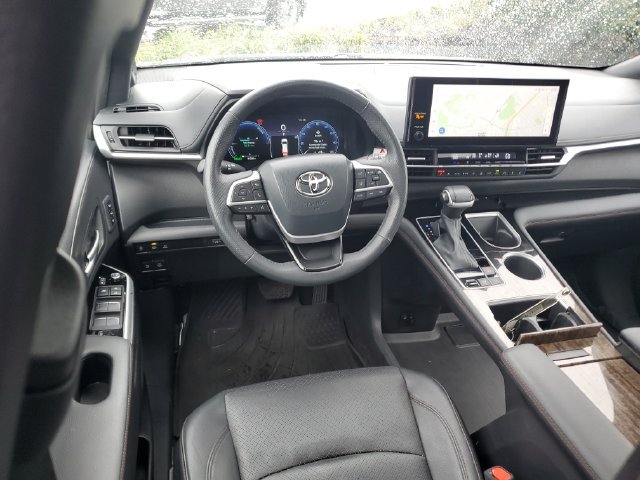 Used 2025 Toyota Sienna Limited AWD/4WD image 11
