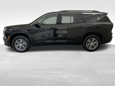 Used 2025 Chevrolet Traverse LT image 2