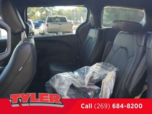 New 2026 Chrysler Pacifica Select image 40