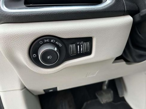 Used 2023 Chrysler Pacifica Limited image 9