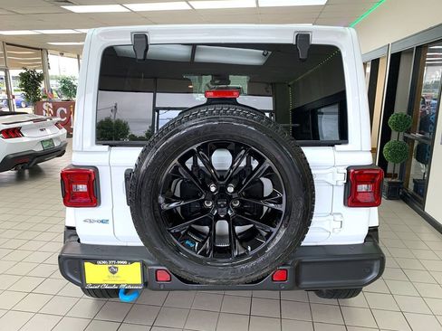 Used 2022 Jeep Wrangler Unlimited Sahara w/ Cold Weather Group AWD/4WD image 6