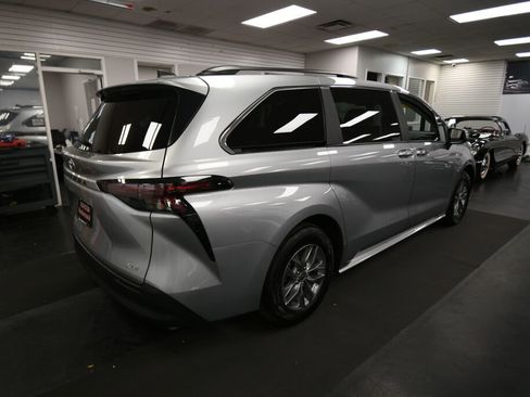 Certified 2025 Toyota Sienna XLE FWD image 8