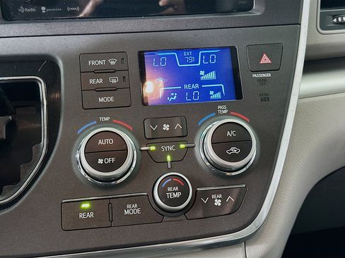 Used 2017 Toyota Sienna LE image 22