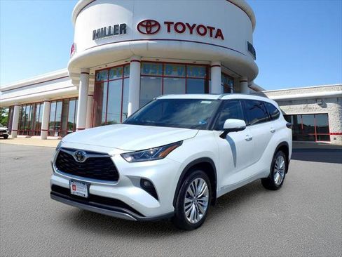 Certified 2025 Toyota Highlander Platinum AWD/4WD image 1