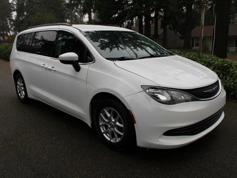 Used 2020 Chrysler Voyager Lxi image 2