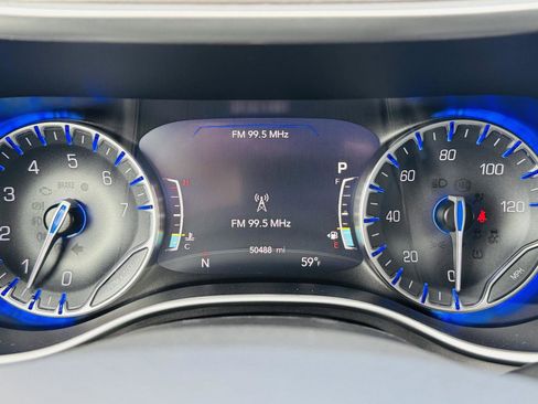 Used 2023 Chrysler Pacifica Touring-L image 21