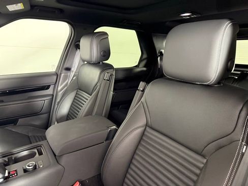 Certified 2025 Land Rover Discovery S image 7