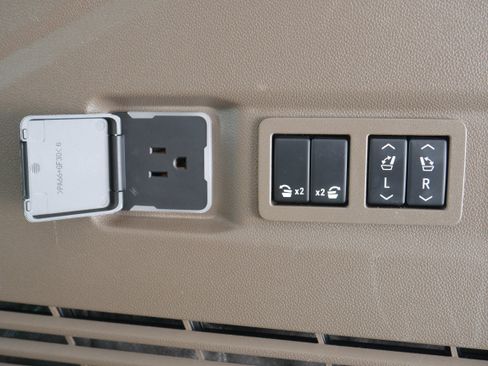 Used 2024 GMC Yukon Denali w/ Max Trailering Package image 9