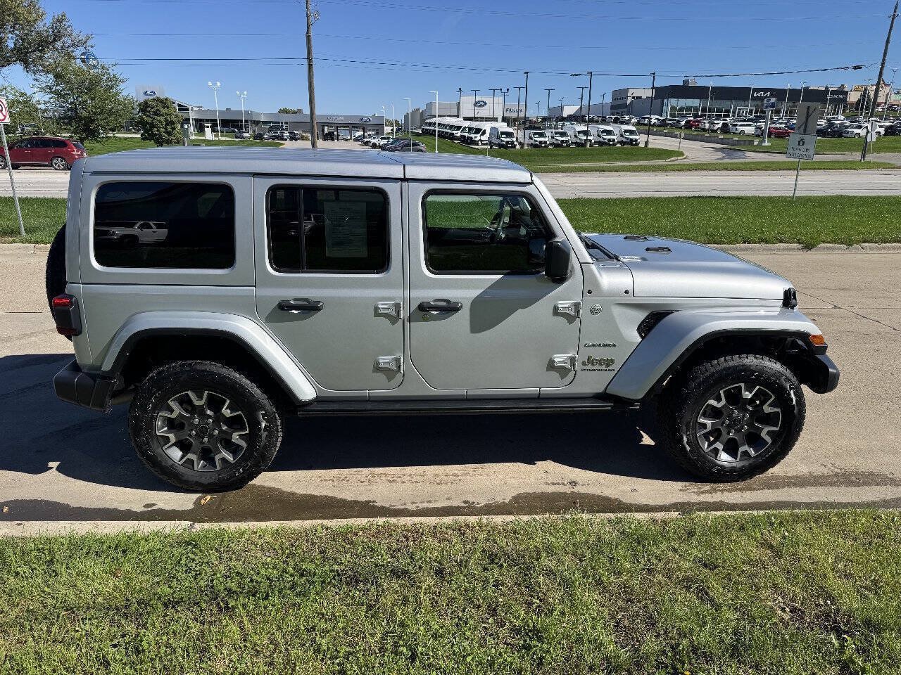 Used 2024 Jeep Wrangler Unlimited Sahara w/ Technology Group AWD/4WD image 6
