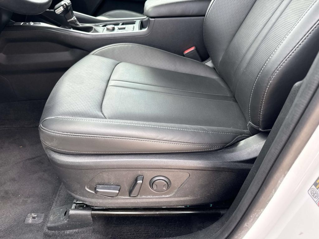 Certified 2025 Kia Sorento S FWD image 19