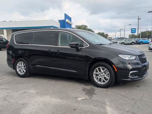 Used 2023 Chrysler Pacifica Touring-L FWD image 2