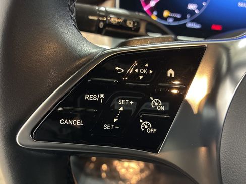 Used 2025 Mercedes-Benz GLC 300 4MATIC image 11