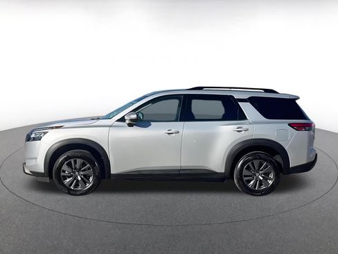 Used 2025 Nissan Pathfinder SV image 9