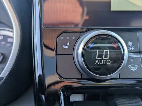 Used 2023 Toyota Highlander XLE image 25