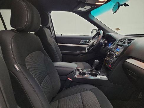 Used 2017 Ford Explorer XLT image 21