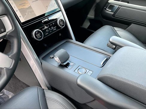 Certified 2025 Land Rover Discovery S AWD/4WD image 16
