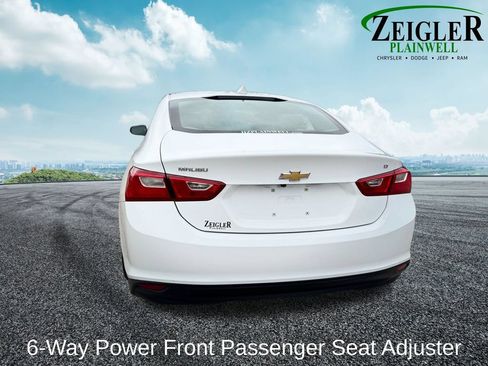 Used 2017 Chevrolet Malibu LT w/ Leather Package FWD image 4