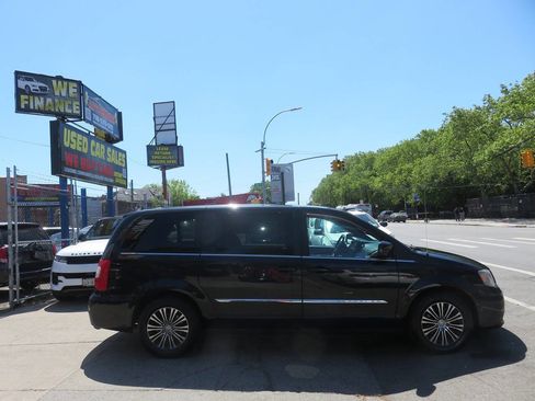 Used 2014 Chrysler Town & Country S FWD image 9