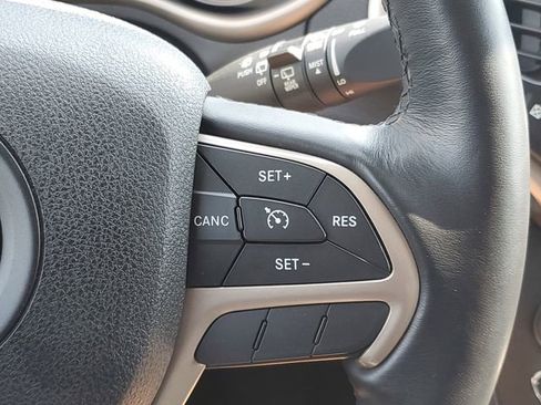 Used 2016 Jeep Cherokee Latitude w/ Comfort & Convenience Group AWD/4WD image 24