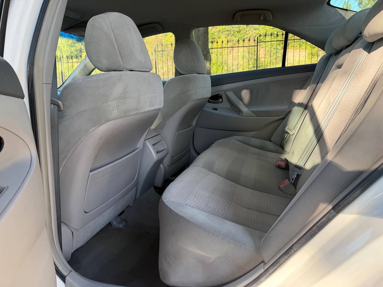 Used 2010 Toyota Camry LE FWD image 21