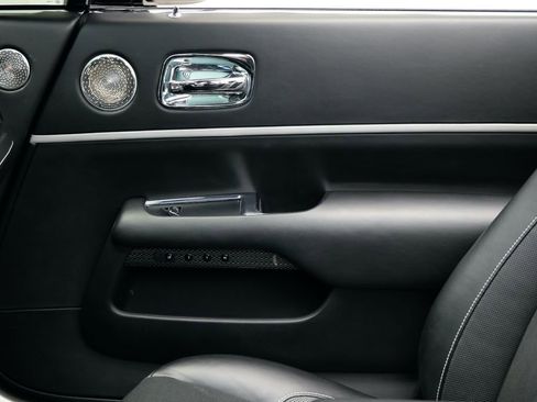 Used 2019 Rolls-Royce Dawn image 33