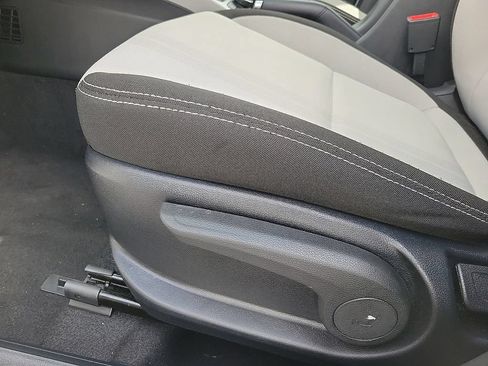 Used 2025 Hyundai Venue SEL FWD image 12