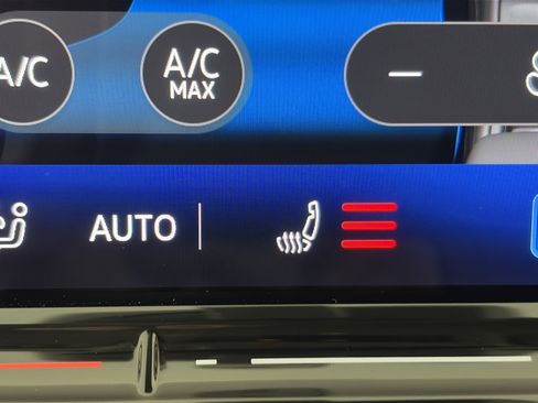 Used 2025 Volkswagen Tiguan SE image 22