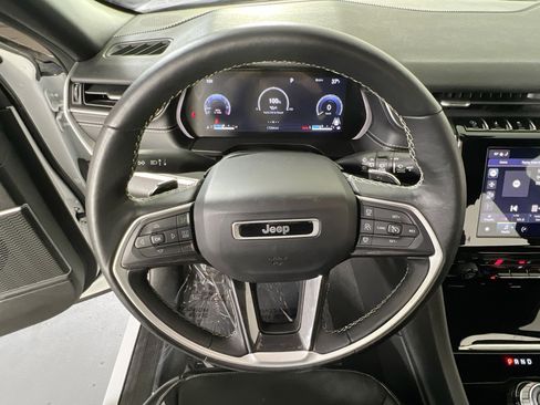 Used 2022 Jeep Grand Cherokee Altitude AWD/4WD image 11