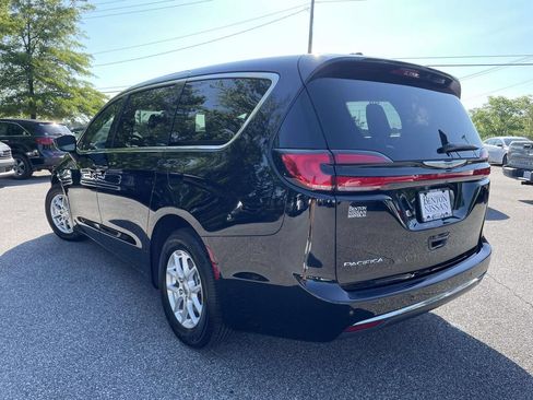 Used 2025 Chrysler Pacifica Select FWD image 5