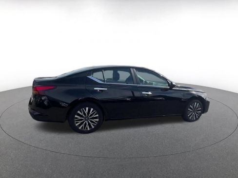 Used 2025 Nissan Altima 2.5 SV FWD image 14