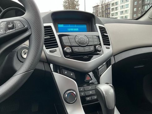 Used 2013 Chevrolet Cruze LS image 17